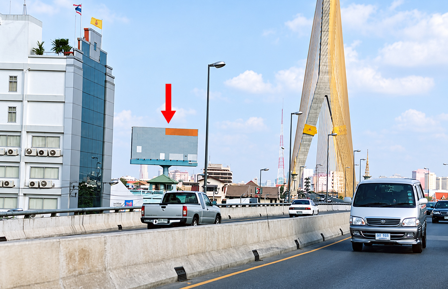 ป้ายโฆษณาสะพานพระราม 8(ขาเข้า) รูปหลัก