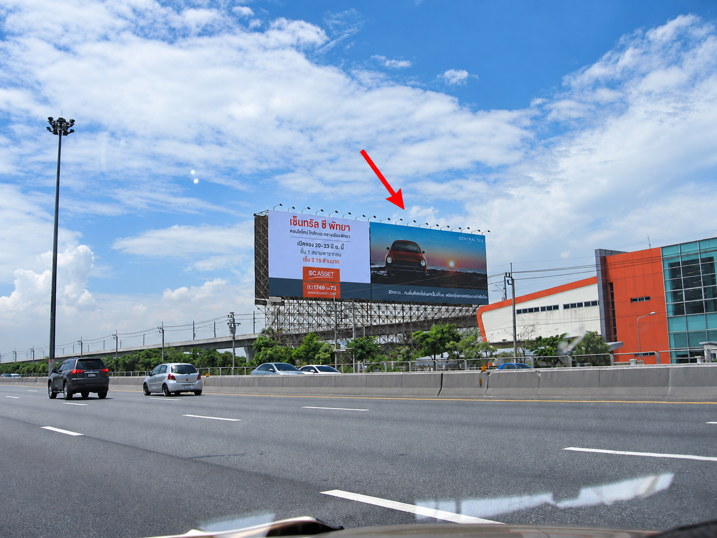 ป้ายโฆษณาก่อนแยกวงแหวน กม.4 (F) ขาออก รูปหลัก